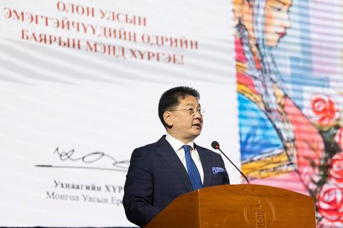 У.Хүрэлсүх: Халамж, хайрын дээд болсон бүсгүйчүүд Та бүхэндээ эрчүүд бид үргэлж талархдаг